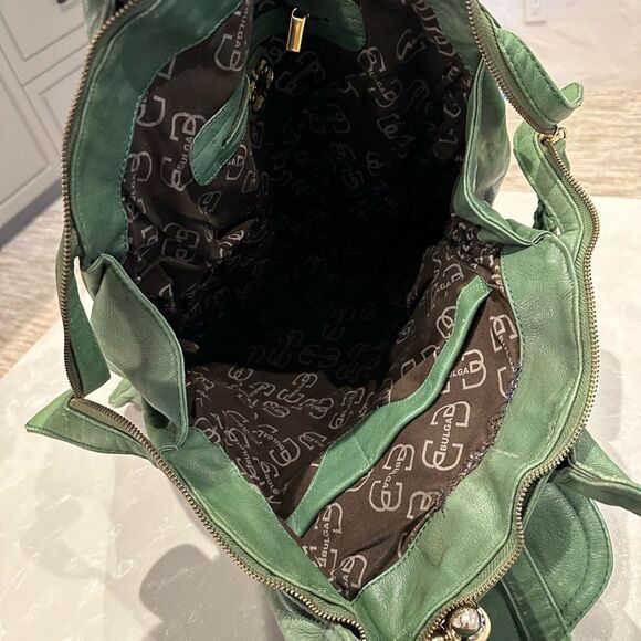 BULGA Green Shoulder Bag with Casual Design and Spacious Interior - Picture 2 of 12
